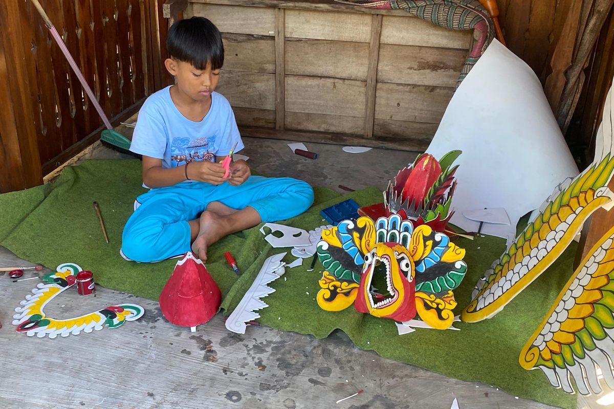 Rifal Ulum saat membuat perlengkapan kesenian barong dan jaranan di rumahnya, Kamis (5/6/2025).