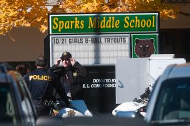 Penembakan kembali terjadi di lingkungan sekolah di Amerika Serikat, Senin (21/10/2013) pagi waktu setempat. Tepatnya di Sparks Middle School, Sparks City, Nevada, Amerika Serikat. Satu guru tewas dan dua siswa terluka, sebelum pelaku mengakhiri sendiri hidupnya.