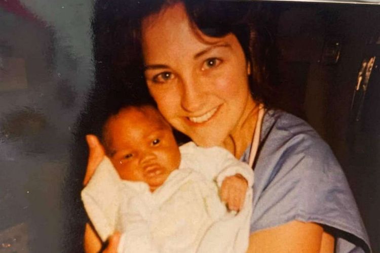 David Caldwell yang baru lahir di tahun 1986 digendong oleh Lissa McGowan yang kala itu pun sudah menjadi perawat di NICU  RS Saint Peter?s University di New Brunswick, New Jersey.