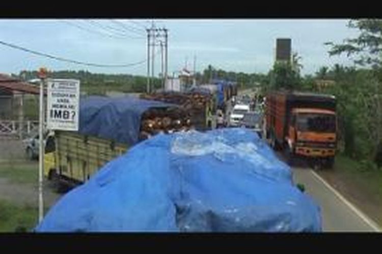 Ratusan sopir truk sawit mogok massal di Aceh, Senin (21/10/2013).