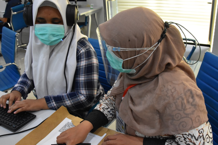 Peserta Ujian Tertulis Berbasis Komputer (UTBK) penyandang disabilitas mengikuti tes di Universitas Negeri Yogyakarta (UNY).