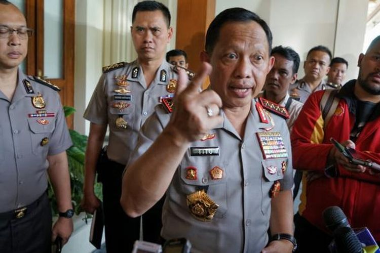 Kepala Kepolisian RI (Kapolri) Jenderal Tito Karnavian saat ditemui usai menghadiri rapat koordinasi terbatas tingkat menteri terkait keamanan nasional, di kantor Kemenko Polhukam, Jakarta Pusat, Selasa (20/12/2016).