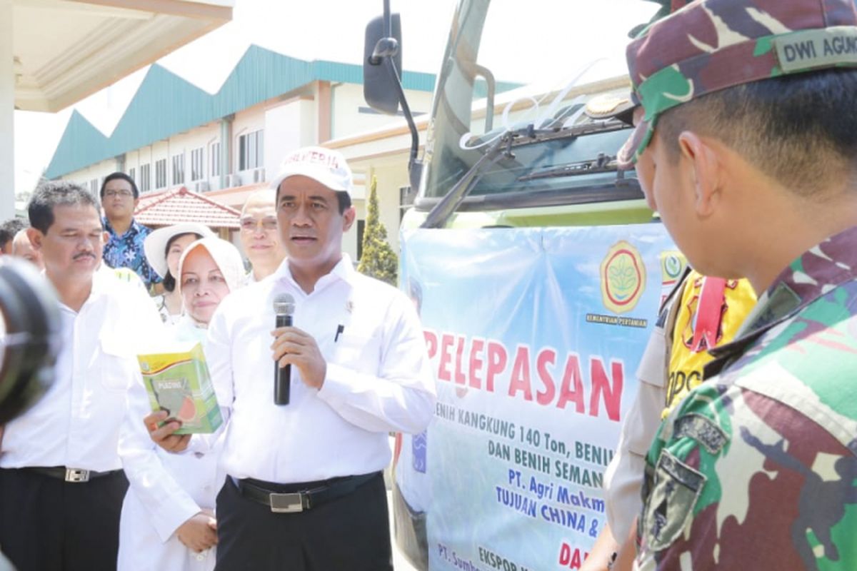 Menteri Pertanian Andi Amran Sulaiman melepas ekspor benih kangkung, benih jagung manis, dan benih semangka ke sejumlah negeri, di Kediri, Jawa Timur, Sabtu (27/10/2018)