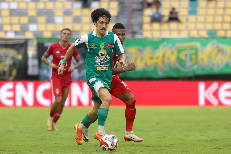 Pemain Persebaya Surabaya Francisco Rivera menggiring bola saat laga pekan ke-17 Super League 2025-2026 melawan Malut United yang berakhir dengan skor 2-1 di Stadion Gelora Bung Tomo Surabaya, Sabtu (10/1/2026) sore.