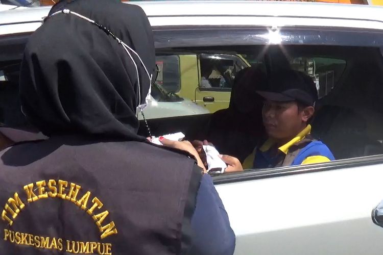 Gugus tugas Kecamatan Bacukiki Barat, Kota Parepare, Sulawsi Selatan membagi-bagikan masker kepada pengendara