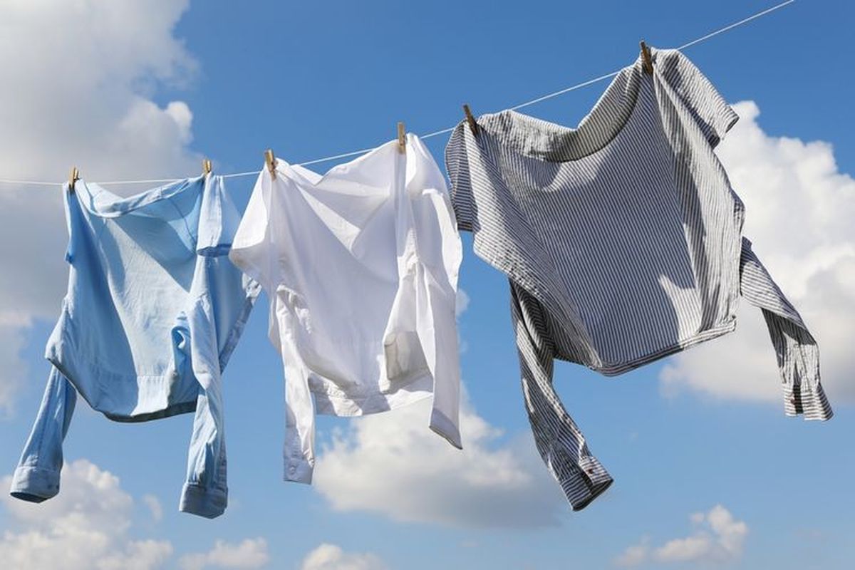 Tips Mencegah Pakaian Kaku dan Lecek Saat Dijemur di Luar Ruangan