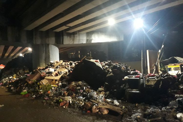 Tumpukan sampah di kolong Flyover Kalibata, Cawang Jakarta Timur, Rabu (8/1/2020) malam.