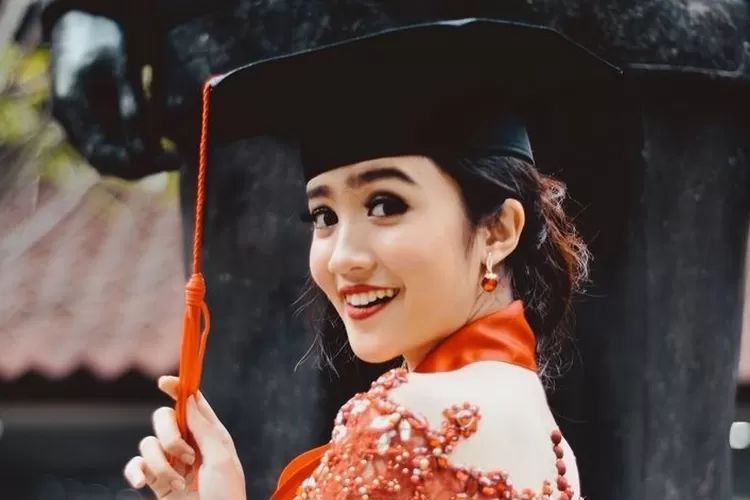 Artis Febby Rastanty saat wisuda dari Universitas Indonesia pada 2018 silam.