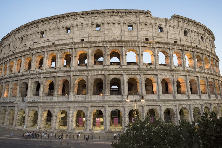 Colloseum di Italia yang dianggap salah satu dari tujuh keajaiban dunia.