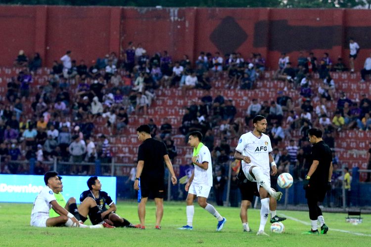 Kegiatan pemain Persik Kediri saat laga pekan ke-23 Liga 1 2023-2024 melawan PSM Makassar terhenti karena perdebatan sundulan Yuran Fernandes yang berakhir dengan skor 1-1 di Stadion Brawijaya Kediri, Jawa Timur, Senin (18/12/2023) sore.