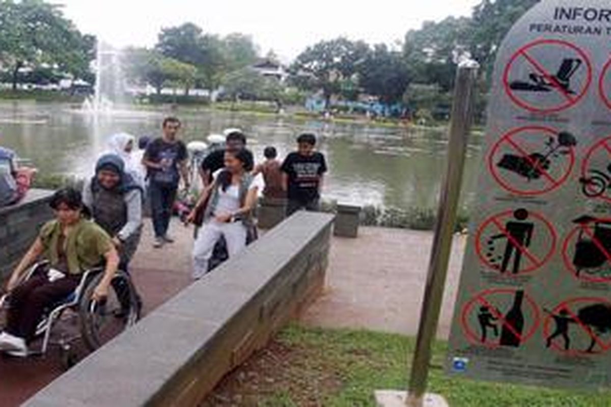 Kelompok penyandang disabilitas yang tergabung di dalam aktifitas Jakarta Barrier Free Tourism mencoba ramp atau jalur jalan untuk kursi roda di Taman Situ Lembang, Jakarta, Minggu (28/4/2013). Sebelumnya mereka juga mencoba akses bagi penyandang disabilitas di Taman Menteng dan di kedua taman tersebut mereka menemukan kesulita terbesar adalah kondisi toilet umum yang tidak ramah bagi penyandang disabilitas