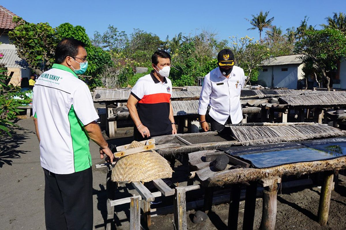 Bupati Klungkung I Nyoman Suwirta mengunjungi lokasi budidaya garam organik beryodium kusamba. Garam tersebut nantinya akan dipasarkan dengan merek Uyah Kusamba Gema Santi. 