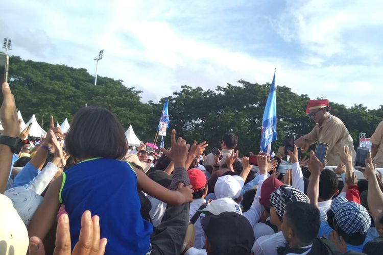 Capres nomor urut 02 Prabowo Subianto menyalami para pendukungnya saat hendak keluar dari Lapangan Karebosi, Makassar, Sulawesi Selatan, usai berorasi dalam kampanye akbar, Minggu (24/3/2019).