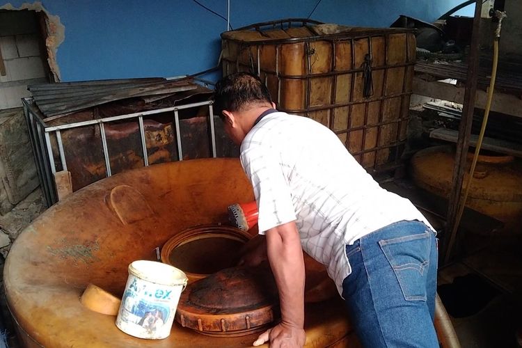 Puluhan warga Kelurahan Lipu, Kecamatan Betoambari, Kota Baubau, Sulawesi Tenggara menggerebek empat lokasi yang menjadi gudang tempat penimbunan bahan bakar minyak (bbm) ilegal, Sabtu (25/1/2025) siang.