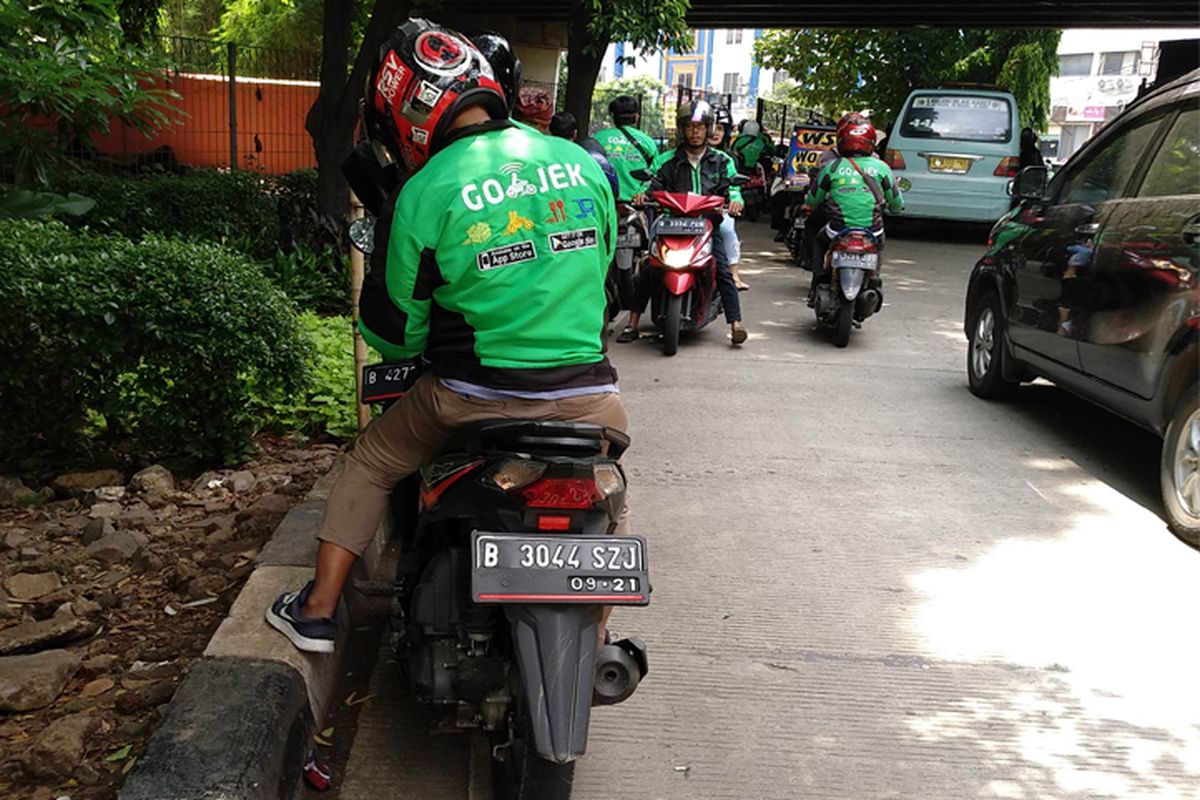 Ojek Online mangkal di bawah flyover Teber arah Jatinegara