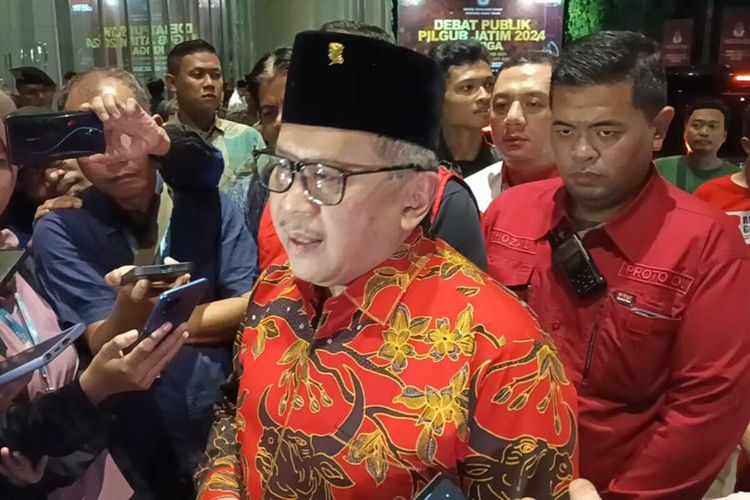 Hasto Kristiyanto hadir di ruang debat 3 Pilgub Jatim di Grand City Convex Surabaya, Senin (18/11/2024) malam.