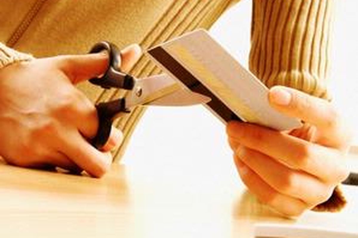 Bila tidak mampu mengelola pembayaran kartu kredit, segera lunasi utang, lalu kembalikan kartu kredit ke bank.