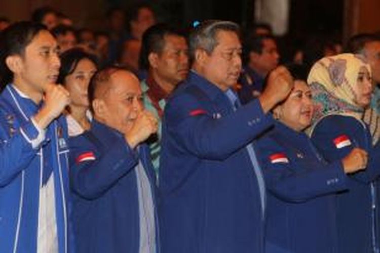 Ketua Umum Partai Demokrat Susilo Bambang Yudhoyono didampingi Ibu Ani Yudhoyono, Ketua Harian PD Syarief Hasan, dan Sekjen PD Edhie Baskoro Yudhoyono saat Rapimnas Partai Demokrat di Jakarta Pusat, Minggu (18/5/2014). Rapimnas ini mengagendakan pengambilan keputusan beberapa pilihan terkait pilpres mendatang yakni berkoalisi dengan parpol lain membentuk poros baru atau mengambil sikap sebagai partai oposisi.