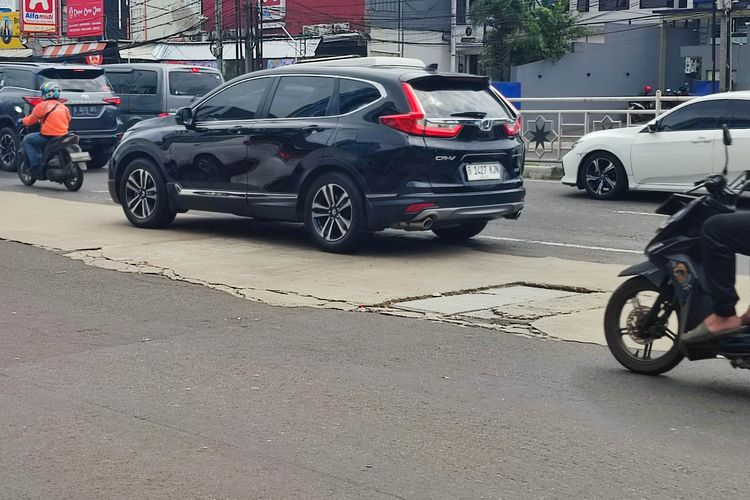 Situasi Jalan KH Abdullah Syafei, sekitar Flyover Kampung Melayu, Senin (30/6/2025).