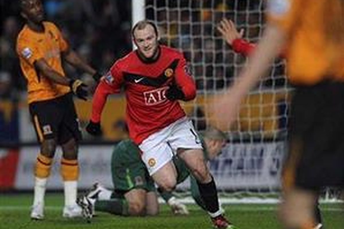 Wayne Rooney langsung berlari kegirangan setelah membobol gawang Hull City. Dia membidani dua gol lainnya dan membawa Manchester United menang 3-1 atas Hull City.