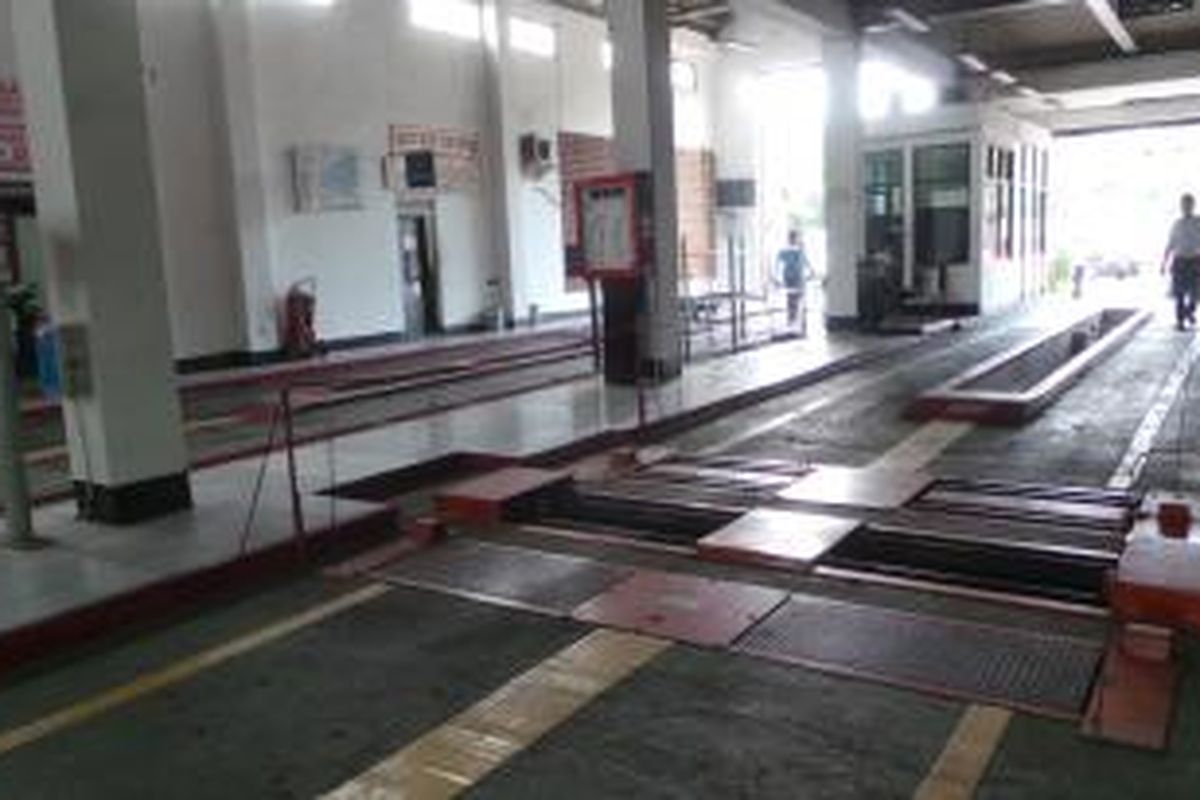 Tempat pengujian kendaraan di Pulogadung, Jakarta Timur. Kamis (24/7/2014).