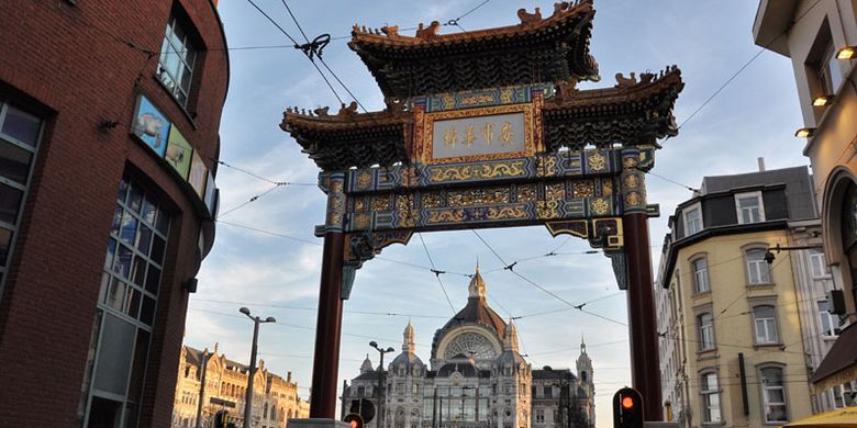 Gerbang China Town berhadapan dengan Stasiun Antwerp Central di Belgia.