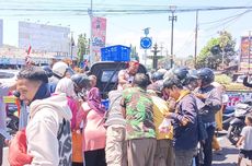 Protes Harga Anjlok, Petani Bagi-bagi Tomat Gratis di Kantor DPRD Jember