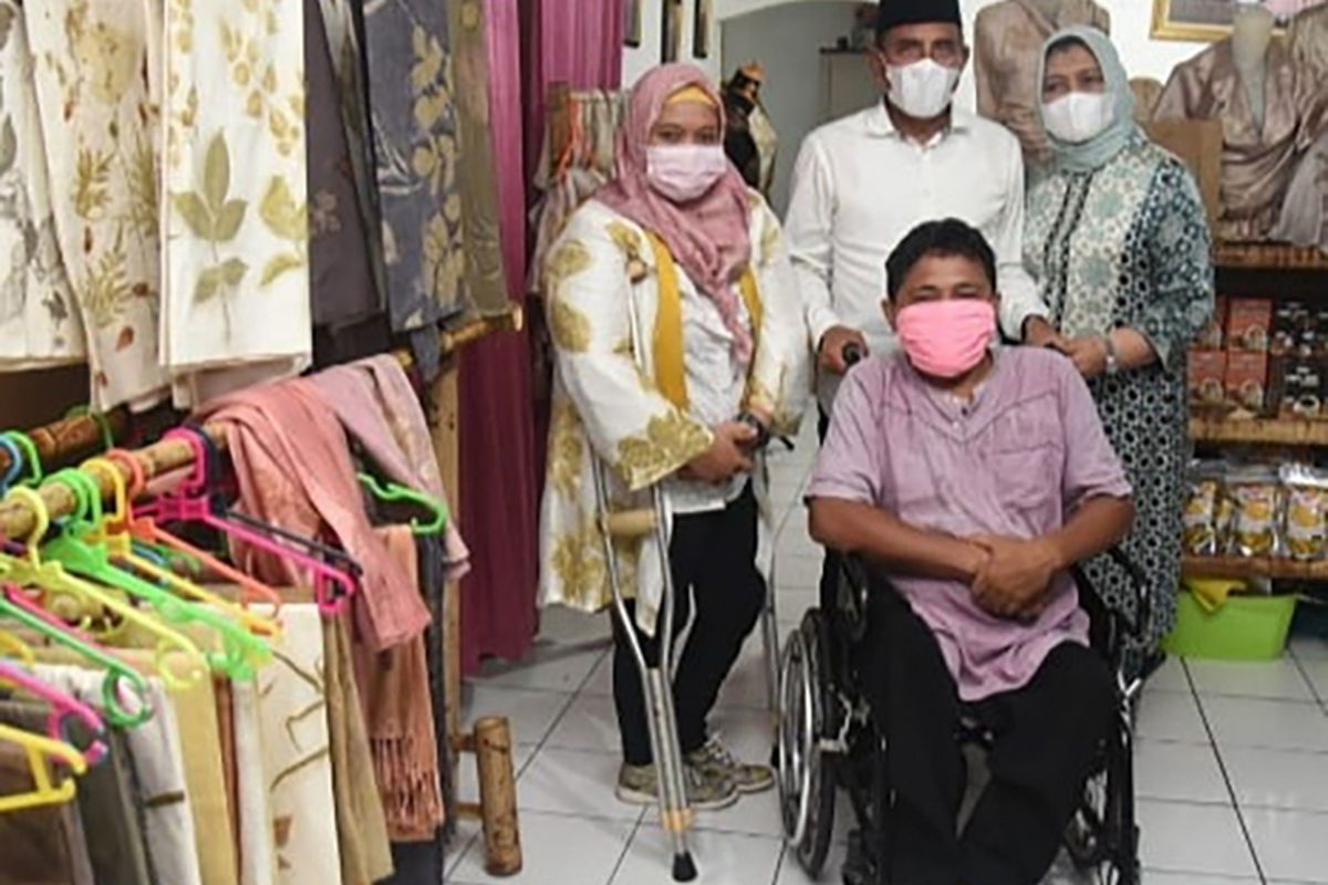 Nurjanah dengan suami (kursi roda) bersama dengan Gubernur Sumatera Barat, Edy Rahmayadi dan ibu yang ke Maluku Utara dalam rangka menghadiri pembukaan STQ Nasional ke-XXVI. Dok. Nurjanah
