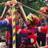 Damkar Solo Bantu Pemakaman Warga Berbobot 208 Kg, Gunakan Teknik Vertical Rescue