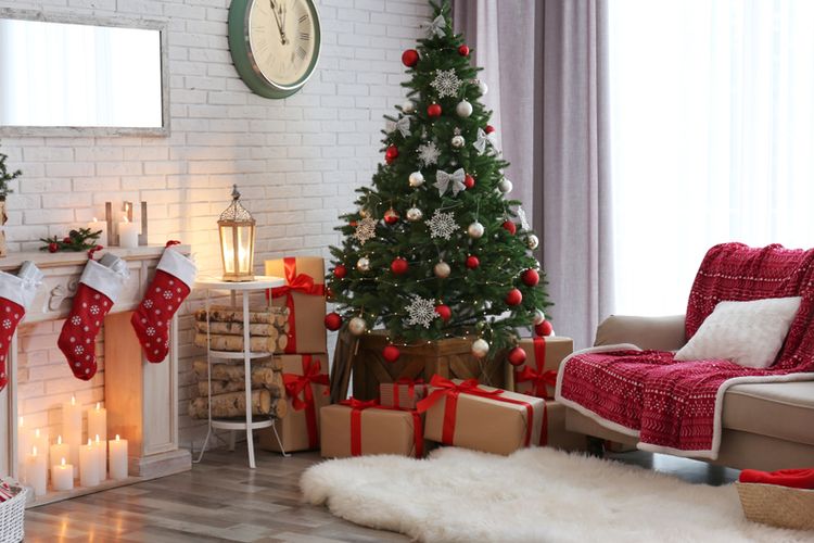 Ilustrasi dekorasi Natal di ruang tamu atau ruang keluarga.