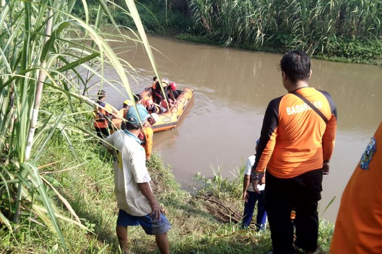 Tim SAR melakukan operasi pencarian bocah yang hanyut di Sungai Mbambang di Kecamatan Kesamben, Kabupaten Blitar, Kamis (29/2/2024)
