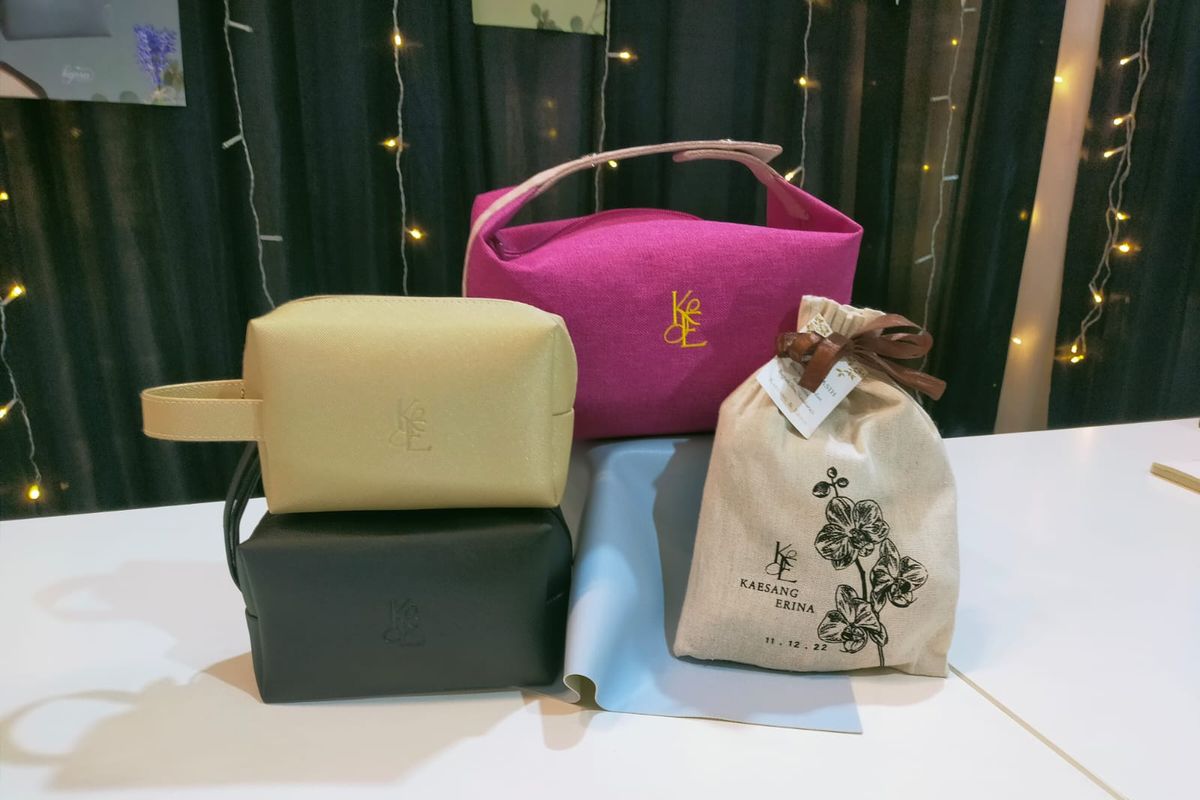 Suvenir cantik pernikahan pasangan pengantin Kaesang Pangarep dan Erina Gudono menarik perhatian publik beberapa waktu terakhir berupa pouch berwarna pink fuchia.