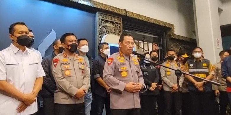 Kepala Kepolisian Negara Republik Indonesia (Kapolri) Jenderal Listyo Sigit Prabowo  di Bandara Soetta, Jakarta, Jumat (14/10/2022).