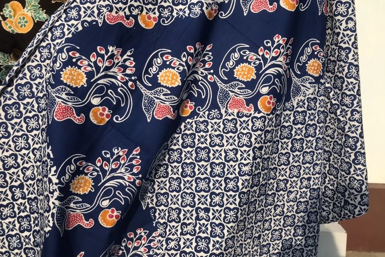 Koleksi batik khas Purworejo bermotif durian dan manggis milik Pelaku Usaha Mikro Kecil Menengah (UMKM) di bidang batik, Hastin Atasasih (46) asal Kedungkamal, Grabag, Purworejo pada Rabu (11/5/2022) siang. Batik Purworejo memiliki motif-motif khas yang berasal dari hasil bumi dan kesenian.

 menunjukkan koleksi batik khas Purworejo di rumahnya, Rabu (11/5/2022) siang. Batik Purworejo memiliki motif-motif khas yang berasal dari hasil bumi dan kesenian.