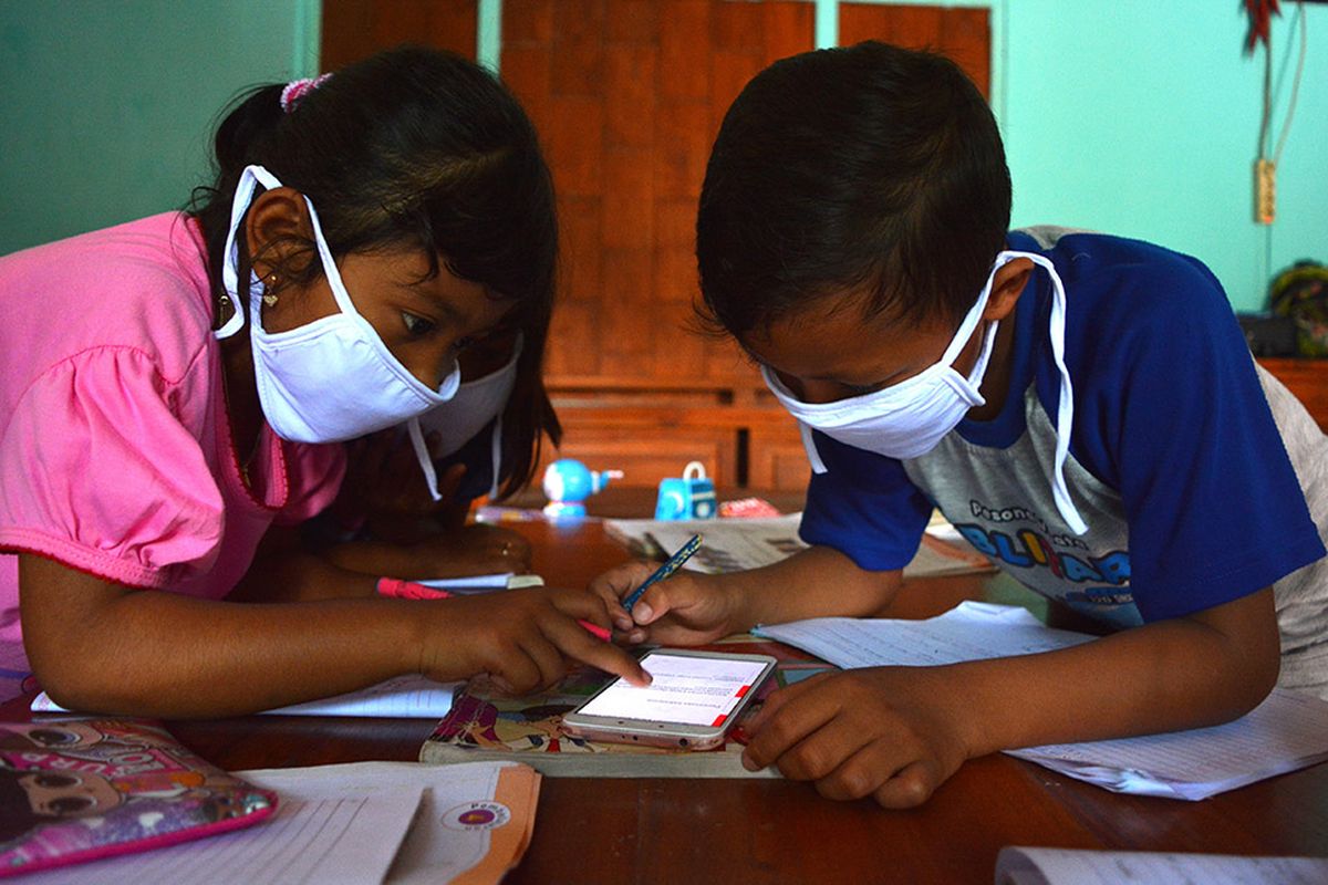 Foto dirilis Rabu (16/9/2020), memperlihatkan sejumlah siswa SDN Marmoyo, mengerjakan tugas dengan berkelompok menggunakan gawai secara bergantian di rumah warga Desa Marmoyo, Kecamatan Kabuh, Kabupaten Jombang. Pembelajaran secara daring selama pandemi Covid-19 ini memunculkan masalah tersendiri bagi anak-anak yang tinggal di wilayah pelosok Jombang yang tidak bisa mengakses jaringan internet.