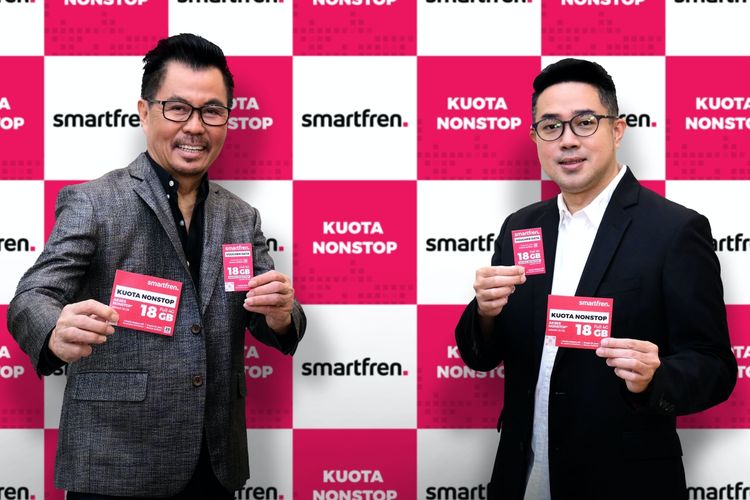 Deputi CEO Smartfren, Djoko tata Ibrahim (kiri) bersama Chief Brand Officer Smartfren, Roberto Saputra (kanan) mengenalkan Kuota Nonstop.