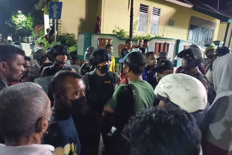 Aparat kepolisian diterjunkan untuk menghalau dua kelompok pemuda yang terlibat bentrok di Kota Tual, Maluku, Sabtu dinihari (16/7/2022)