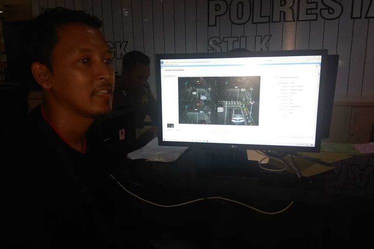 Salah satu warga melihat pelanggaran lalu lintas yang dilakukan melalui tayangan video di Posko Gakkum Mal Pelayanan Publik Siola, Surabaya, Jawa Timur, Rabu (15/1/2020).