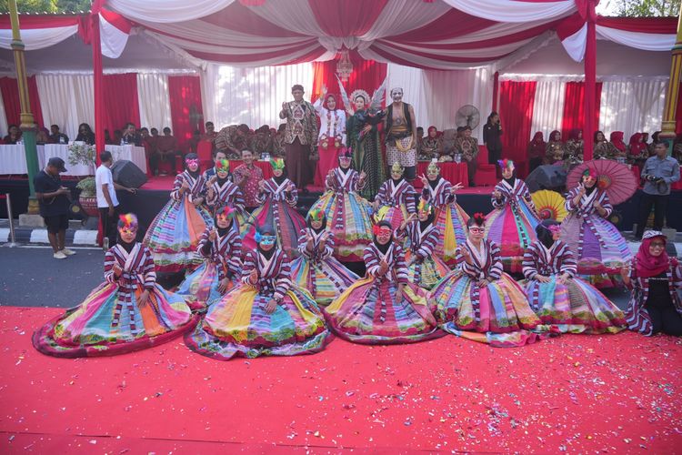 Bupati Klaten Sri Mulyani dalam pembukaan Pagelaran Klaten Lurik Carnival (KLC).