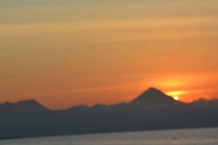 Senja di balik Puncak Gunung Ebulobo yang dilihat dari Pantai Ria Ende, Flores, NTT, Rabu (12/9/2018). 