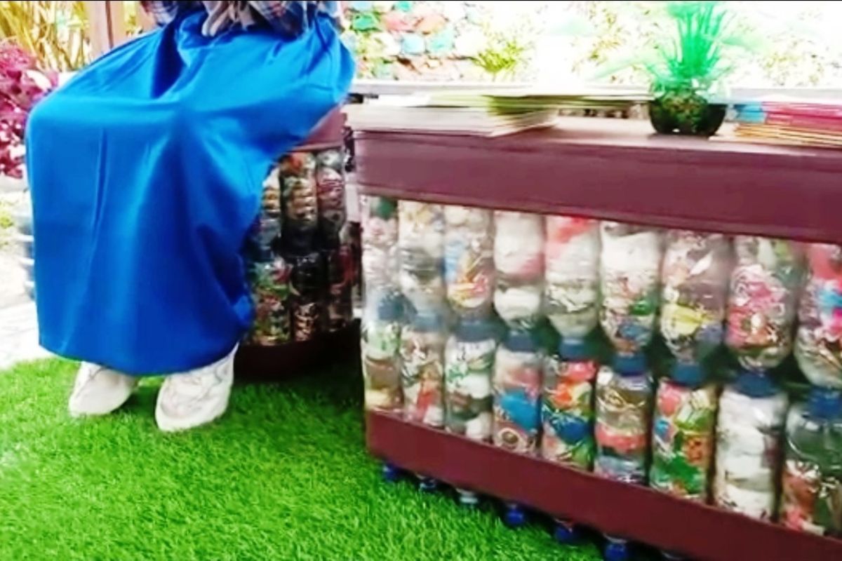 Konsep ecobrick yang diterapkan di SDN Sukatani Mayak Cianjur mampu menghasilkan produk furnitur yang bernilai estetika tinggi.