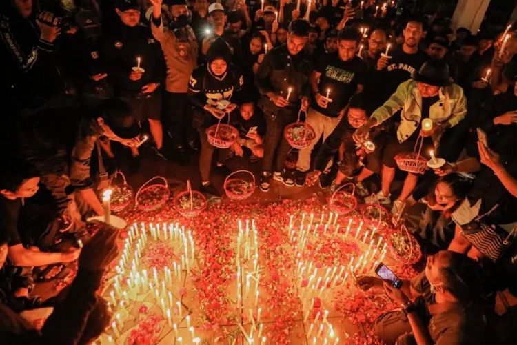 Tumpah ruah ribuan Bonek dengan menggunakan pakaian hitam di Tugu Pahlawan, Senin (3/10/2022) Malam.