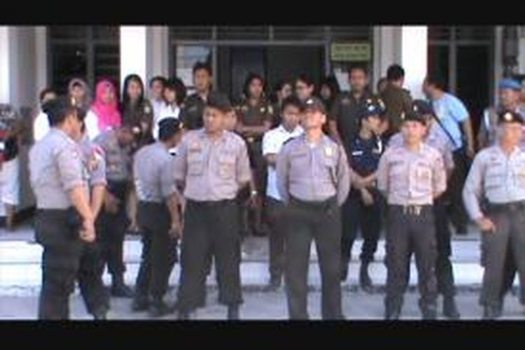 Puluhan personil Polres Simalungun saat berjaga-jaga di depan kantor Kejaksaan Negeri Simalungun, mengawal aksi warga Nagori Bah Tobu, Kecamatan Dolok Batu Nanggar, Kabupaten Simalungun, Sumatera Utara, Senin(9/6/2014).