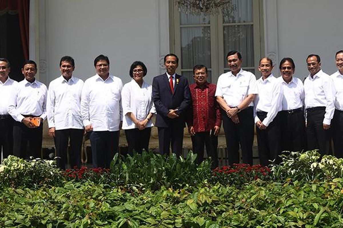 Presiden Joko Widodo didampingi Wapres Jusuf Kalla, Mensesneg Pratikno, dan Menseskab Pramono Anung serta para calon menteri, berfoto bersama usai pengumuman perombakan kabinet atau reshuffle jilid 2, di teras belakang Istana Merdeka, Jakarta, Rabu (27/7/2016). Presiden mengumumkan 12 nama menteri dan Kepala BKPM.