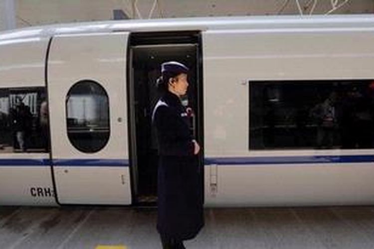 Pramugari China Railway High-Speed atau Bullet Train (Kereta Peluru) Beijing-Tian Jin berada di depan pintu gerbong, Senin (25/3/2013). Kereta berkecepatan 300 km per jam mampu menempuh jarak 1.500 kilometer dari Beijing ke Shanghai dalam tempo lima jam.