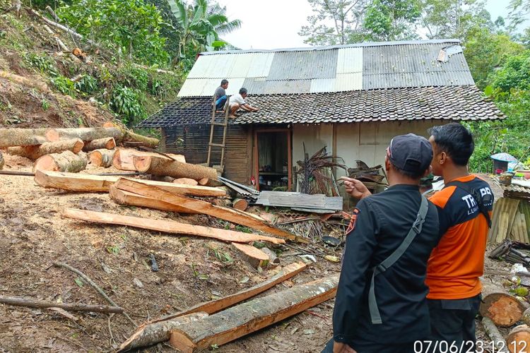 Kondisi rumah warga terdampak longsor di Lumajang