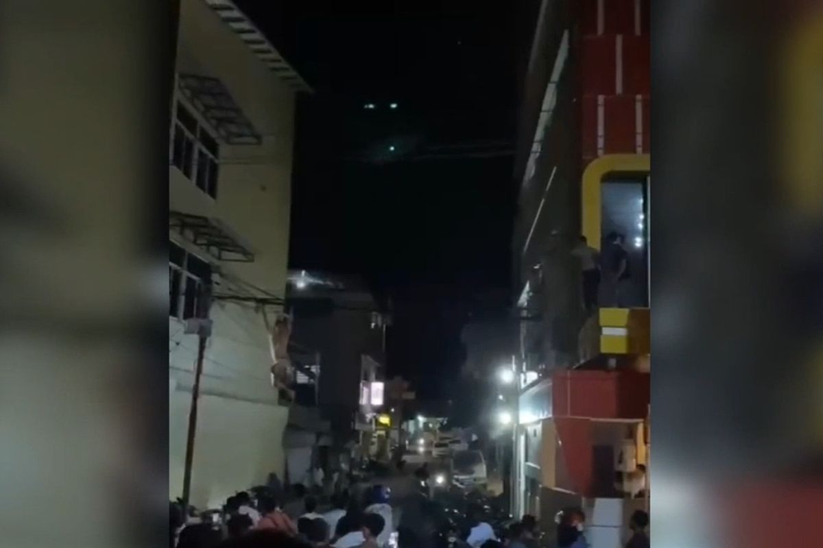 Viral video seorang pemuda inisial HM (31) nekat melompat seperti spiderman di atas balkon hotel calista di jalan Yos Sudarso, Kelurahan Wale, Kecamatan Wolio, Kota Baubau, Sulawesi Tenggara pada Senin (17/2/2025) malam.