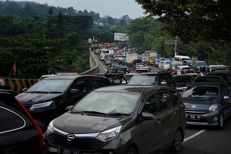 Suasana lalu lintas kendaraan di Megamendung, Bogor, Jawa Barat, Rabu (22/3/2023). Situasi lalu lintas akses menuju kawasan Puncak terlihat padat kendaraan seiring hari libur Hari Raya Nyepi. Selain kendaraan warga yang berwisata menuju kawasan Puncak, lalu lintas juga ramai warga yang hendak mudik di wilayah Bogor, Cianjur, dan Sukabumi untuk menyambut puasa Ramadhan di kampung halamannya. Tradisi mudik untuk membuka awal bulan puasa di kampung halaman juga menjadi bagian tradisi sebagian warga yang sempat tertunda beberapa tahun terakhir akibat pandemi. KOMPAS/RONY ARIYANTO NUGROHO22-3-2023