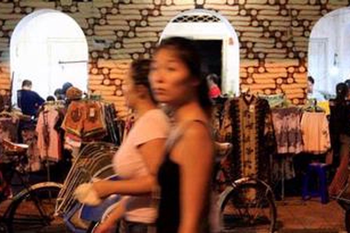 Malam hari di Jalan Malioboro, Yogyakarta, Sabtu (29/5/2010). Kawasan wisata belanja kerajinan tangan dan kuliner ini bertambah padat pada saat hari libur nasional dan akhir pekan. 