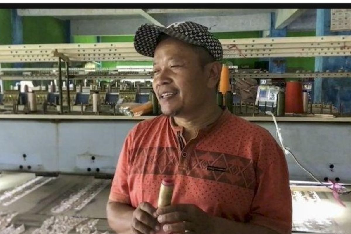 Salah seorang pengrajin bordir Tasikmalaya.  